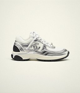 Chanel Tenis CC Logo Prata e Branco