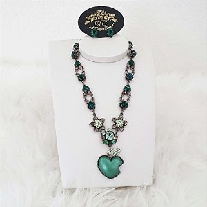 Colar com Coração Estilizado e Trabalhado com Cristais e Strass em Tons de Verde