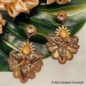 Brinco Grande Dourado com Detalhes Vazados e Cristais em Tons de Caramelo