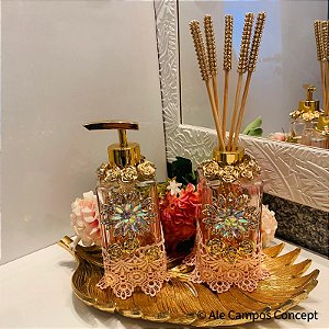 Conjunto de Sabonete Líquido e Difusor de Aromas em Vidro Rosé Degradê Decorado com Renda, Cristais e Flores Douradas e Varetas Luxuosas