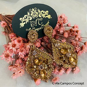 Brinco Grande Dourado com Detalhes Vazados e Cristais em Tons de Rose e Caramelo
