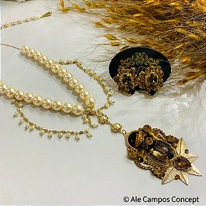 Conjunto Dourado Sofisticado com Pérolas e Cristais em Tons de Marrom e Fumê