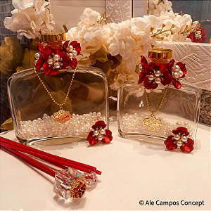 Difusor de Aromas em Vidro Retangular Transparente Decorado com Flores Vermelhas e Detalhes em Pérolas