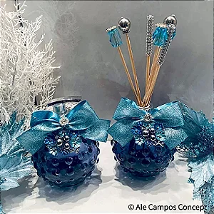 Conjunto de Sabonete Líquido e Difusor de Aromas em Vidro Azul Decorados com Laço Azul e Flores e Varetas Decorativas