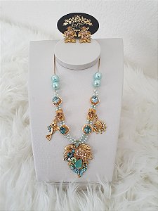 Conjunto de Colar e Brincos Dourados com Pingentes e Tons de Azul e Rosa