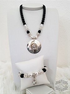 Conjunto de Colar e Pulseira em Ágatas Negras Folheado a Prata e Pingente em Madrepérola