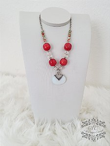 Colar com Cristais Metalizados, Pedraria Cereja e Crystal, e Pingente Oval Trabalhado