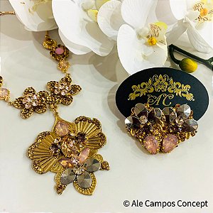 Conjunto de Colar e Brincos Dourados e Cravejados com Strass e Cristais