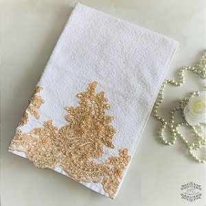 Toalha de Lavabo Branca com Bordado em Tons Alaranjados e Detalhes em Pérola