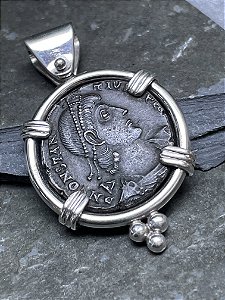 Pingente Argentum Numis: A Promessa de um Novo Amanhã em Prata e História