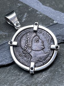 **Pingente Argentum Numis: A Juventude Imperial de Crispus, Selada em Prata**