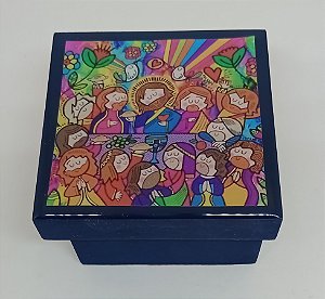 Mini caixa infantil decorada com terço personalizado