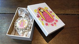 Caixa infantil e medalha de Nossa Senhora