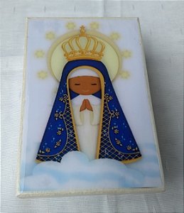 Caixa infantil e medalha de Nossa Senhora Aparecida