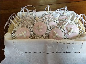 Kit com 10 medalhas Lembrança de Primeira Comunhão ou Batismo com Espírito Santo