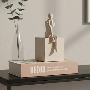 Escultura Decorativa Mulher Sentada em Poliresina Areia 20cm