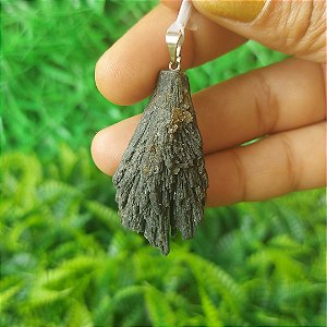 Pingente Vassourinha de bruxa( Cianita preta )-Proteção- limpeza da aura -Elimina larvas astrais