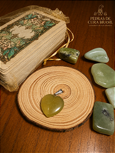 Pingente Coração de Jade Verde Natural com Acabamento Prateado