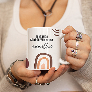 Caneca Tentando Sobreviver Nessa Caralha