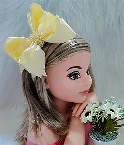 Tiara Amarelo Claro Laço Miolo de Pérolas