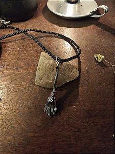 Pingente Vassoura de Bruxa