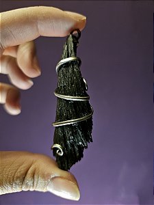 Pingente de Cianita Negra