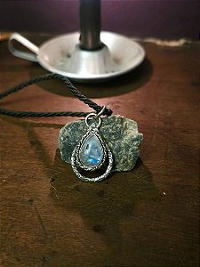 Pingente Teia Lunar: O Portal dos Mistérios da Noite