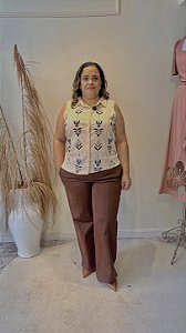 Blusa Cavada com Bordado Floral