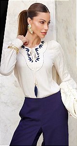 Blusa Manga Longa com Decote Bordado
