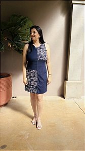 Vestido Curto com Detalhe Ponto de Arroz