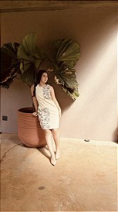 Vestido Curto Bordado e com Detalhe em ponto de Arroz