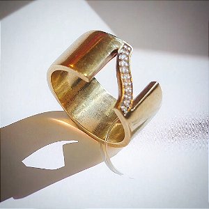 Anel dourado com fio de cristais