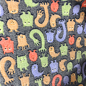 Tecido Fleece Ultra Soft 3D Brilha no Escuro Estampado - Monster Cinza - 1,60m de Largura - 100% Poliéster - Mantas e Pijamas Infantis