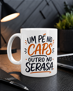 Caneca Um pé no Caps outro no Serasa