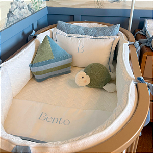 Kit de Berço Cabeceira Sobreposta Personalizado com Inicial – 4 Peças