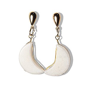 Brinco Meia Lua Pedra Feldspato Branco Ranhurado Dourado