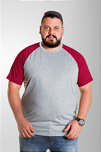 Camiseta Raglan Plus Size Cinza Mescla Com Manga Marsala / Vinho 100% Poliéster