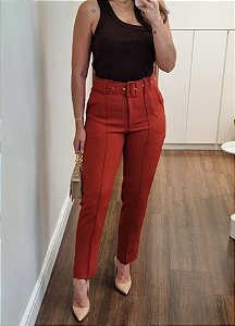 Calça alfaiataria com cinto terracota