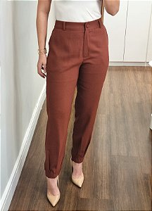 Calça cenoura marrom