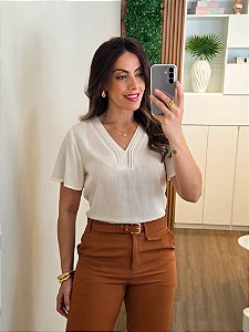 Blusa decote V pregas off white