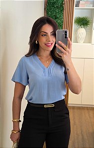 Blusa decote V pregas azul