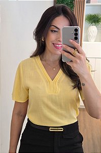 Blusa decote V pregas amarela