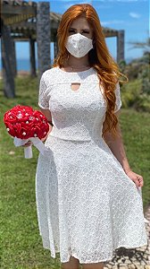 Vestido branco de renda com forro modelagem godê com mangas curtas e comprimento clássico-Vestido Sonho Puro