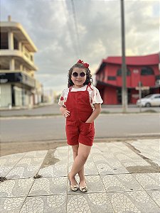 Jardineira Jeans Vermelha com Blusa Corações
