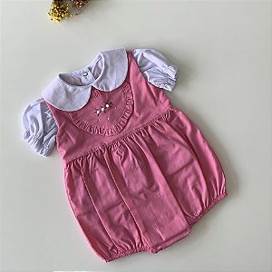 Jardineira Coração com Bordado Artesanal Rosa e blusa Branca