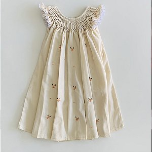 Vestido Bebê Artesanal Casinha de Abelha Bege | Bordado Delicado à Mão | Clássico, Elegante e Confortável