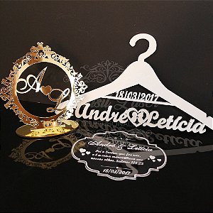 Kit Promocional! 1 Topo de Bolo Dourado 20 cm + 1 Cabide Personalizado Branco + 1 Porta Alianças em Acrílico Transparente