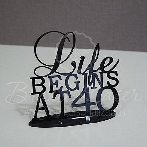 Topo De Bolo "Life Begins at 40" com 20cm (maior lado da peça) - Cor à Escolher