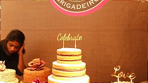 Topo De Bolo para Fincar Celebrate - Cor deverá ser selecionada dentro do anúncio.