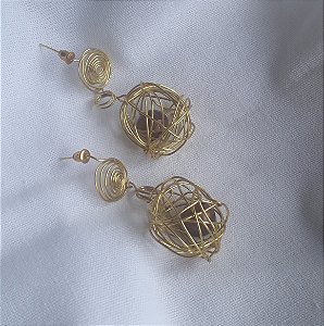 Brinco pérola e latão
